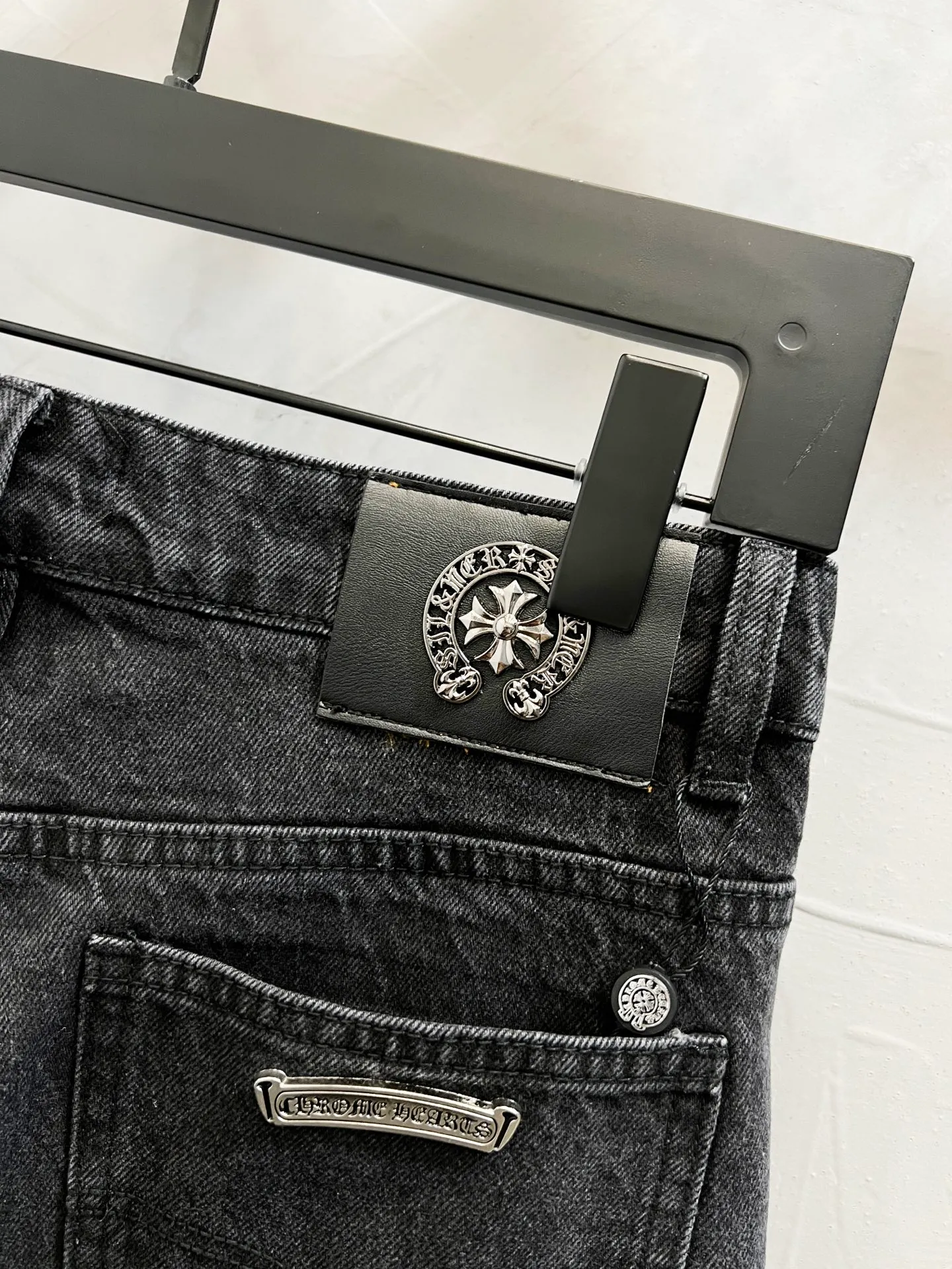 P180 Style number: [M1237] Chrome Hearts SS25 full-print diamond logo straight jeans, same style for men and women, top ceiling quality, styles with different wash textures, very friendly to people with thin legs and thick legs, straight and slim fit very flattering leg shape, timeless moderate length, easy to match, basic styling for various styles, a must-have in the wardrobe! The fabric is stiff but also makes the upper body soft without losing texture. The washing process is even more perfect. It is a must-have item for everyone! ! ! Washed wheat, hang tag, pants label, three labels complete Color: black Size: 30, 32, 34, 36
